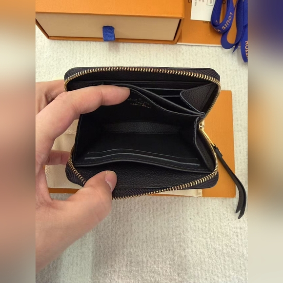 Louis Vuitton Zippy Coin Purse - Picture 10 of 16